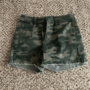 Universal Thread Green Camo shorts size 4